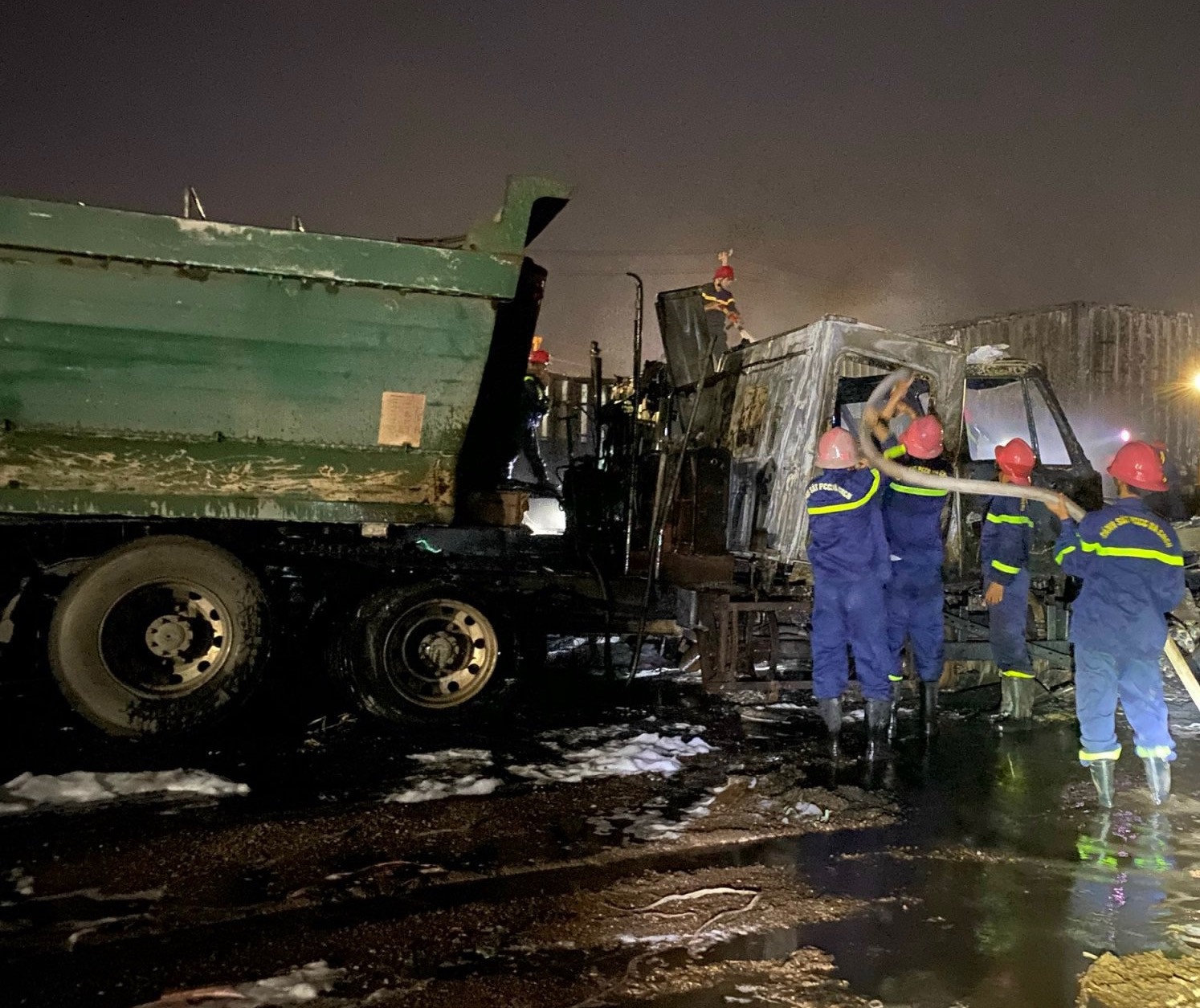 Bình Định: Cháy lớn ở bãi đậu xe, 4 đầu xe kéo hư hỏng nặng - Ảnh 4