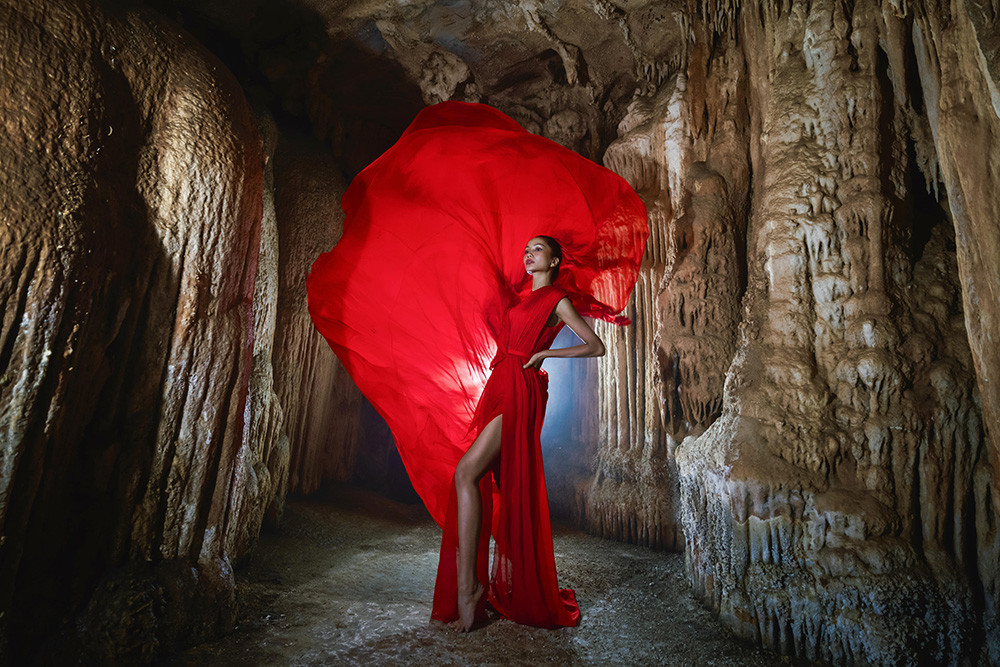 Hoa hậu H'Hen Niê tung váy đỏ rực trong hang động Tú Làn đẹp hùng vĩ - Ảnh 1