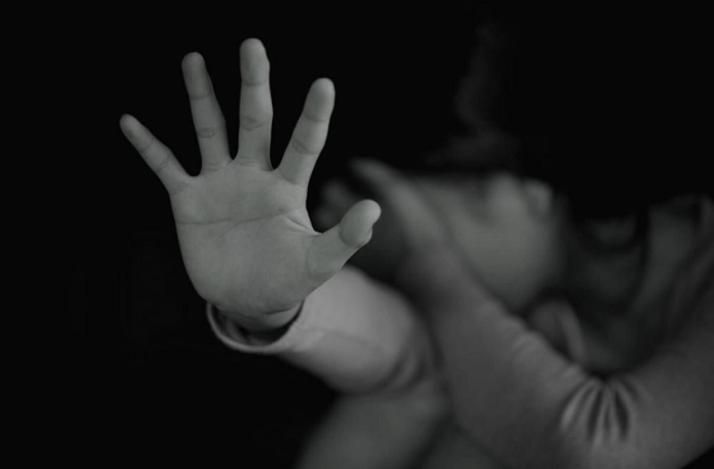 Người phụ nữ bị cưỡng hiếp tập thể ngay trước mặt con gái 1 tuổi, hung thủ cầm dao kề sát cổ đứa bé để đe dọa - Ảnh 1