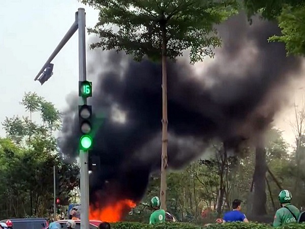 Hà Nội: Xe tải bất ngờ bốc cháy dữ dội trên đường Võ Văn Kiệt, ngọn lửa thiêu rụi toàn bộ chiếc xe - Ảnh 1