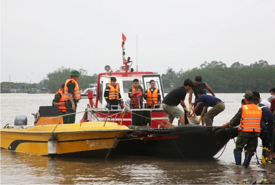 Quảng Ninh: Tìm thấy thi thể 2 nạn nhân trong vụ lật thuyền do dông lốc, lực lượng vẫn nỗ lực tìm nạn nhân còn lại - Ảnh 1