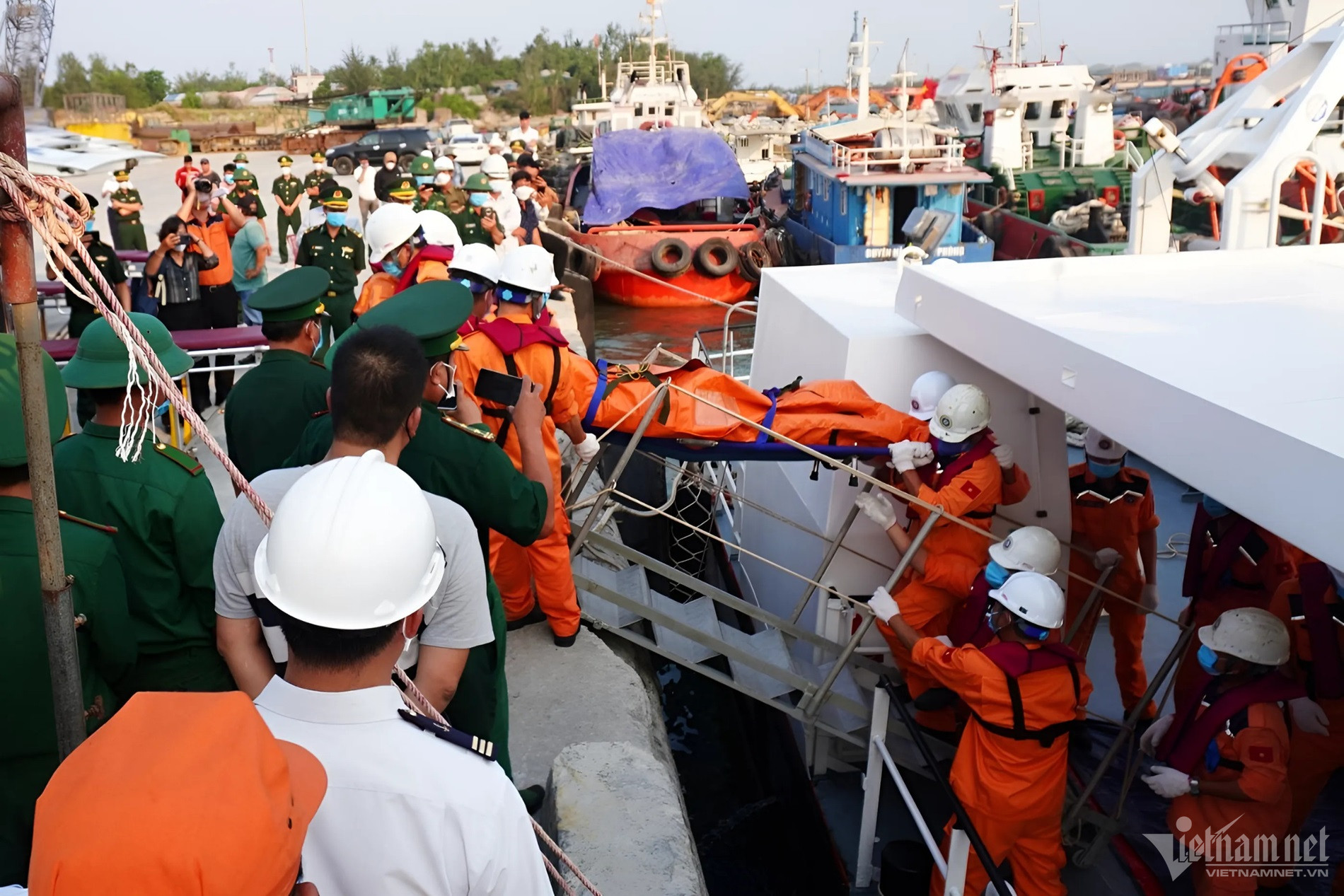 Tình tiết bất ngờ trong vụ sà lan chìm trên biển khiến 4 người chết, 5 người mất tích ở Quảng Ngãi - Ảnh 1