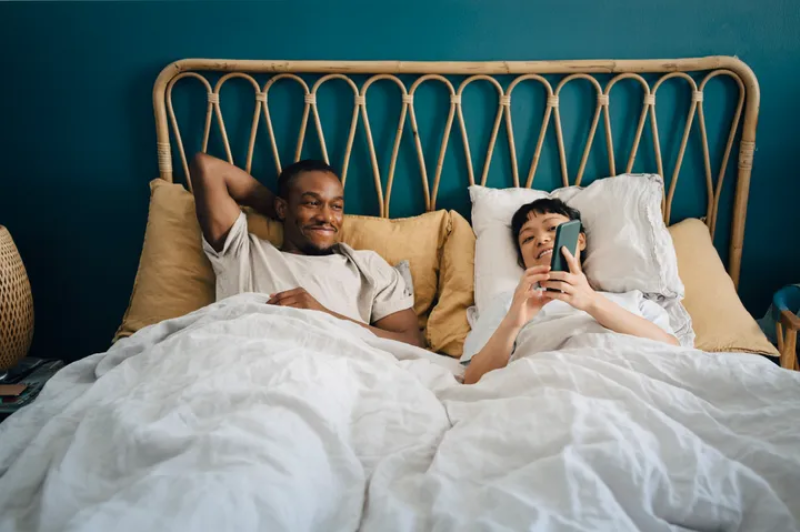 Chuyên gia cảnh báo thói quen phổ biến trước khi đi ngủ này có thể làm mối quan hệ “rạn nứt” - Ảnh 3