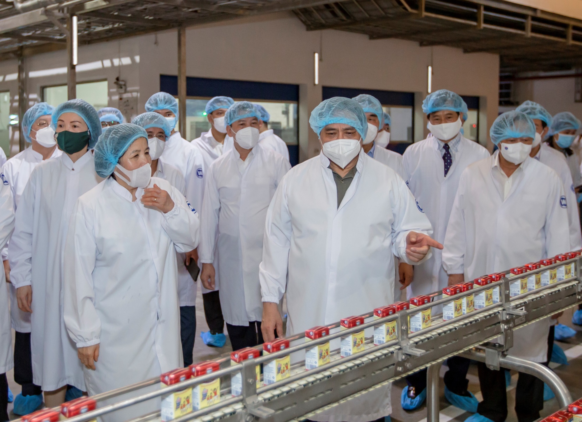 Thủ tướng Chính phủ đánh giá cao mô hình “vừa sản xuất, vừa chiến đấu” khi thăm siêu nhà máy sữa của Vinamilk - Ảnh 4