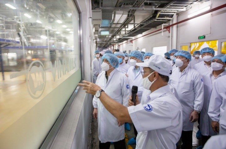 Thủ tướng Chính phủ đánh giá cao mô hình “vừa sản xuất, vừa chiến đấu” khi thăm siêu nhà máy sữa của Vinamilk - Ảnh 5