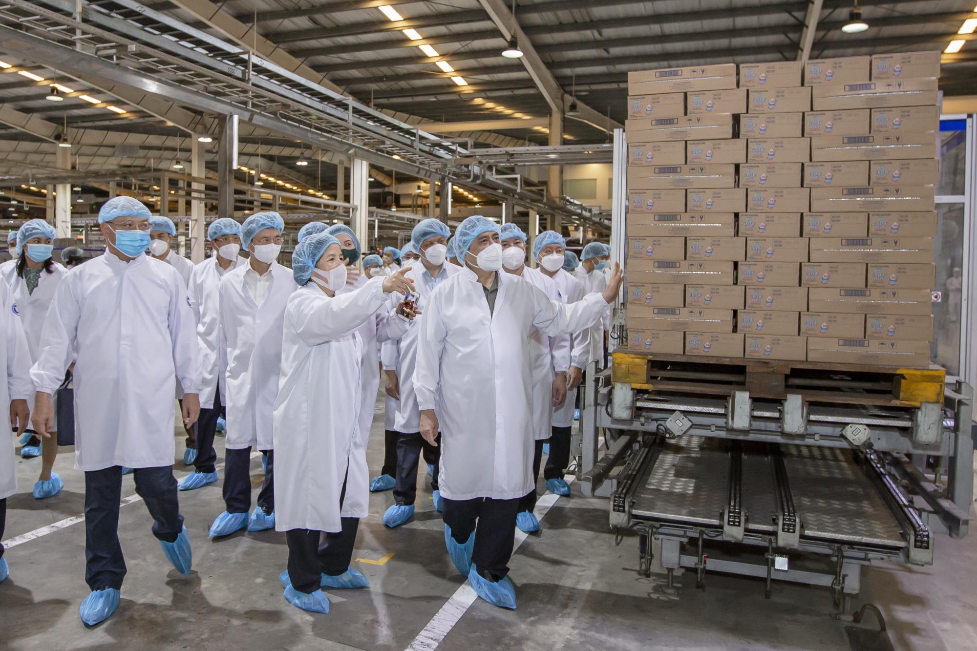 Thủ tướng Chính phủ đánh giá cao mô hình “vừa sản xuất, vừa chiến đấu” khi thăm siêu nhà máy sữa của Vinamilk - Ảnh 12