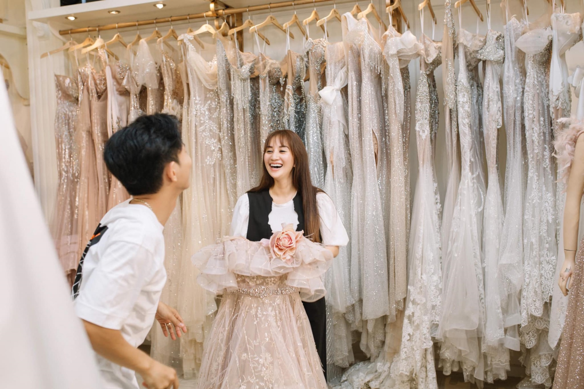 'Nhá hàng' ảnh Khánh Thi diện váy trắng, Phan Hiển úp mở về 'đám cưới bí mật' khiến dân tình xôn xao - Ảnh 4