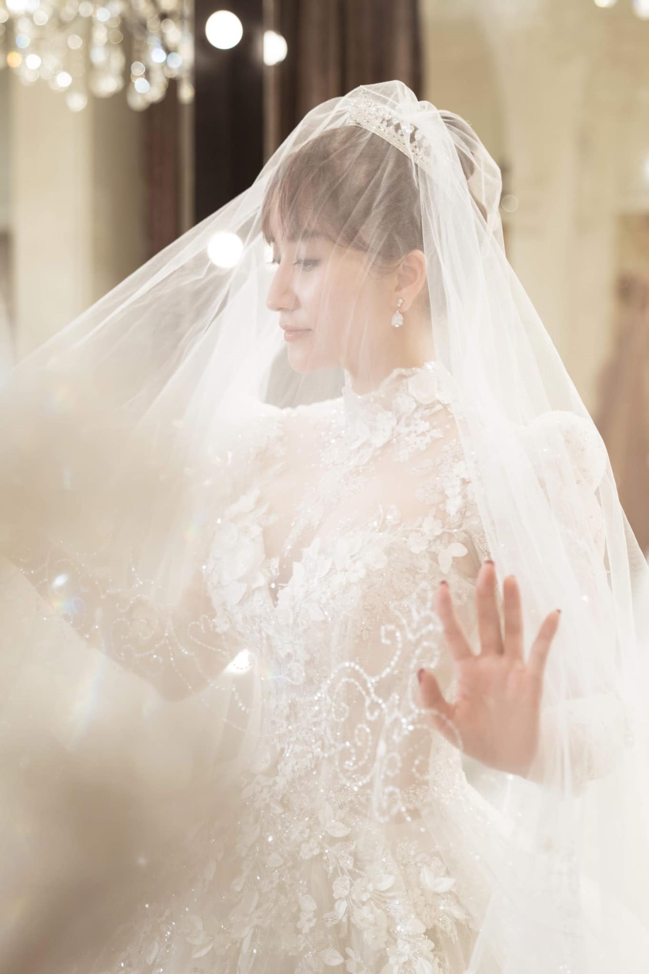 'Nhá hàng' ảnh Khánh Thi diện váy trắng, Phan Hiển úp mở về 'đám cưới bí mật' khiến dân tình xôn xao - Ảnh 2