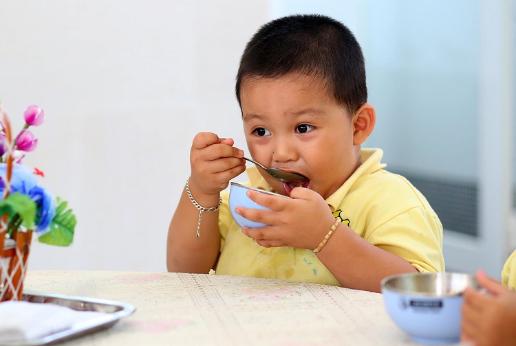 Chấm dứt 'cuộc chiến' trên bàn ăn cùng những bí quyết đơn giản mà các mẹ có thể áp dụng cho trẻ từ 1 đến 3 tuổi - Ảnh 6