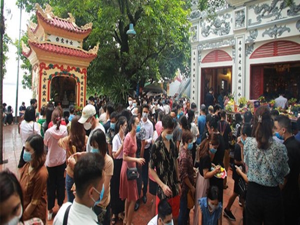 Hà Nội: Tạm đóng cửa phủ Tây Hồ để phòng dịch do người dân đi lễ quá đông - Ảnh 1