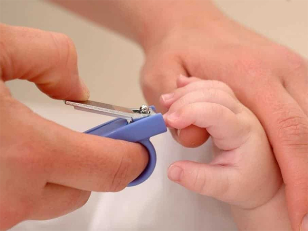 Tìm hiểu: Có nên cắt móng tay cho trẻ sơ sinh không?