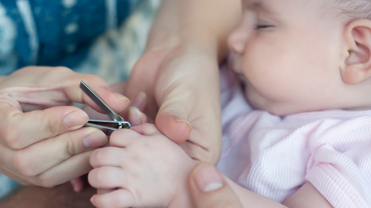 Bao lâu thì cắt móng tay cho trẻ sơ sinh? Những điều mẹ cần biết