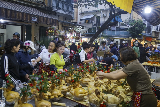 Người Hà Nội xếp hàng từ sáng sớm, chen chân mua đồ lễ ở khu chợ nhà giàu phố cổ Hà Nội - Ảnh 2