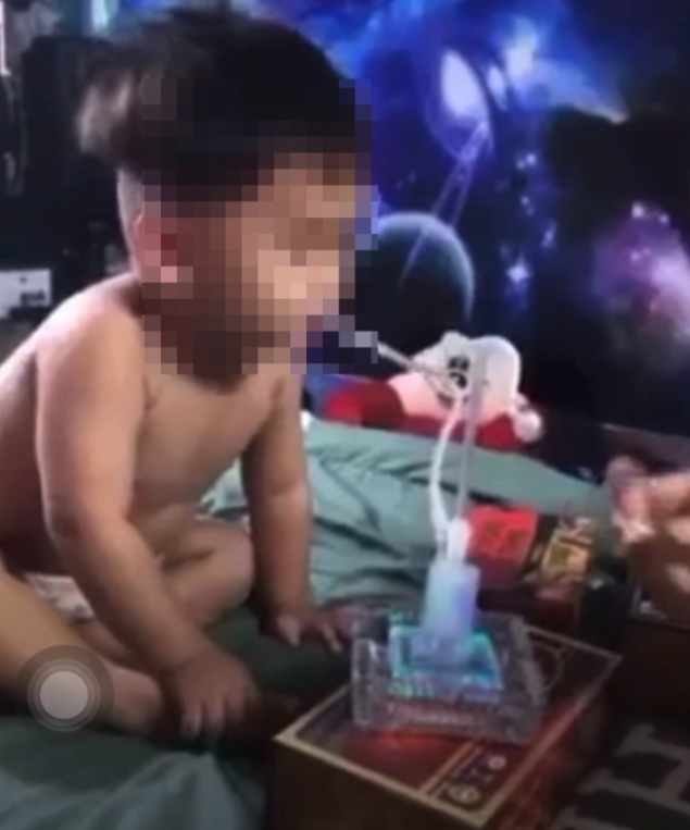 NÓNG: Đã bắt giữ mẹ ruột và cha dượng trong clip nghi ép bé 3 tuổi hút ma túy  - Ảnh 1