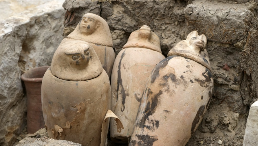 Xác ướp 2.400 tuổi được tìm thấy ở Saqqara, Ai Cập - Ảnh 2