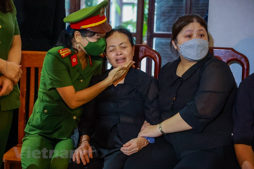 Lễ tang các chiến sĩ PCCC hy sinh ở Hà Nội: Người thân khóc ngất trước di ảnh, đồng đội tiếc thương không nguôi  - Ảnh 5
