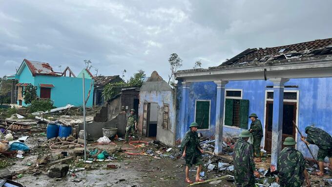 Thừa Thiên Huế: 60 ngôi nhà trong một thôn bị tốc mái, đổ sập - Ảnh 2
