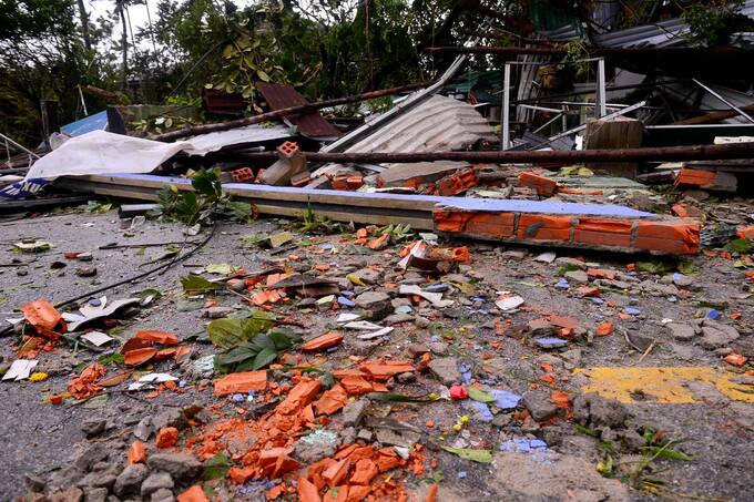 Thừa Thiên Huế: 60 ngôi nhà trong một thôn bị tốc mái, đổ sập - Ảnh 3