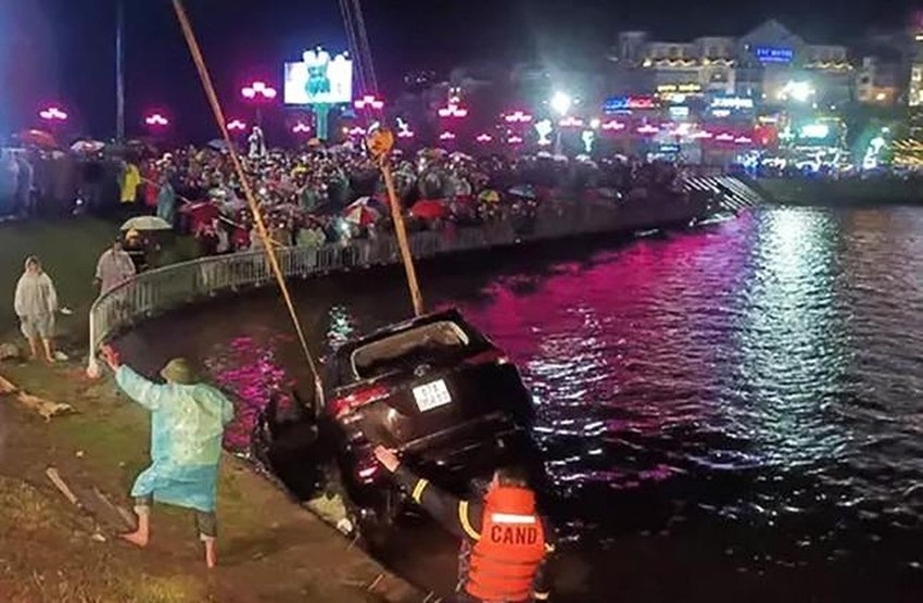 Ô tô rơi xuống nước khiến 2 người tử vong thương tâm: nên làm gì khi xe bất ngờ bị chìm? - Ảnh 2