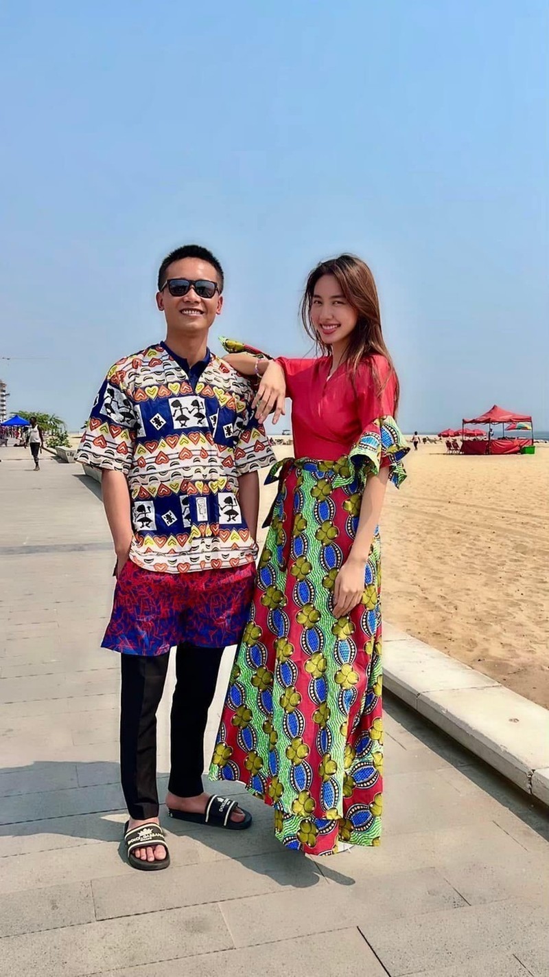 Hoa hậu Thùy Tiên say sưa hát 'bài tủ', nhưng điều khiến dân mạng dậy 'sóng' lại là hành động 'ga-lăng' của Quang Linh Vlog  - Ảnh 1