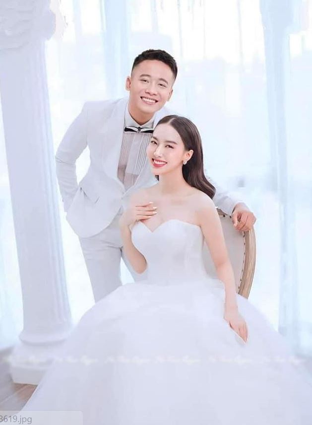 Hoa hậu Thùy Tiên say sưa hát 'bài tủ', nhưng điều khiến dân mạng dậy 'sóng' lại là hành động 'ga-lăng' của Quang Linh Vlog  - Ảnh 5