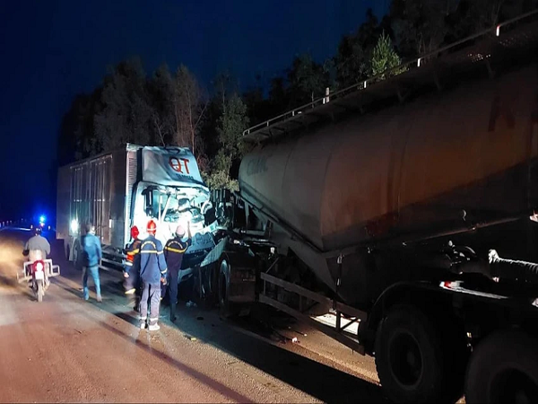 Quảng Trị: Hai xe tải đối đầu trong đêm, tài xế tử vong kẹt trong cabin - Ảnh 1