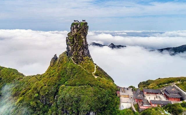 Khám phá ngôi chùa cổ trên đỉnh núi cao 2.500 mét được ví như tiên cảnh giữa trần thế - Ảnh 1