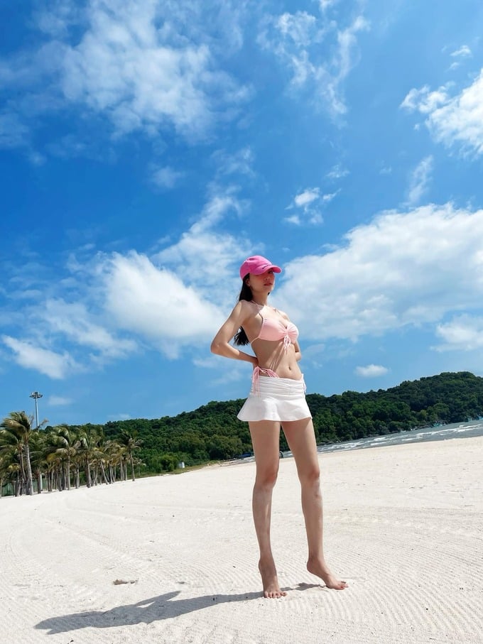 Chớm hè, mỹ nhân Việt gợi cảm với đủ mẫu bikini siêu nhỏ, giá bình dân đến trăm triệu đồng - Ảnh 8