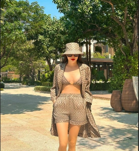 Chớm hè, mỹ nhân Việt gợi cảm với đủ mẫu bikini siêu nhỏ, giá bình dân đến trăm triệu đồng - Ảnh 2