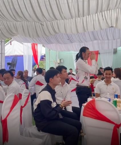Sau ồn ào từ thiện, Hoài Linh xuất hiện trong một đám cưới với dáng vẻ tiều tụy, phản ứng của những người xung quanh gây chú ý - Ảnh 2