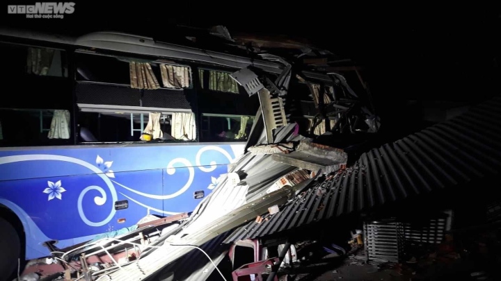 Chủ căn nhà bị xe khách tông sập ở Phú Yên thẫn thờ trước đống đổ nát, kể lại lý do thoát nạn bất ngờ - Ảnh 2