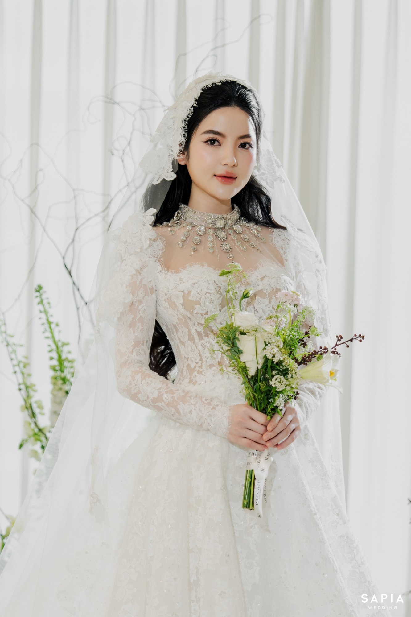 Cô dâu Chu Thanh Huyền lộ diện nhan sắc xinh đẹp ngọt ngào, chú rể Quang Hải ân cần chỉnh váy cho vợ - Ảnh 8