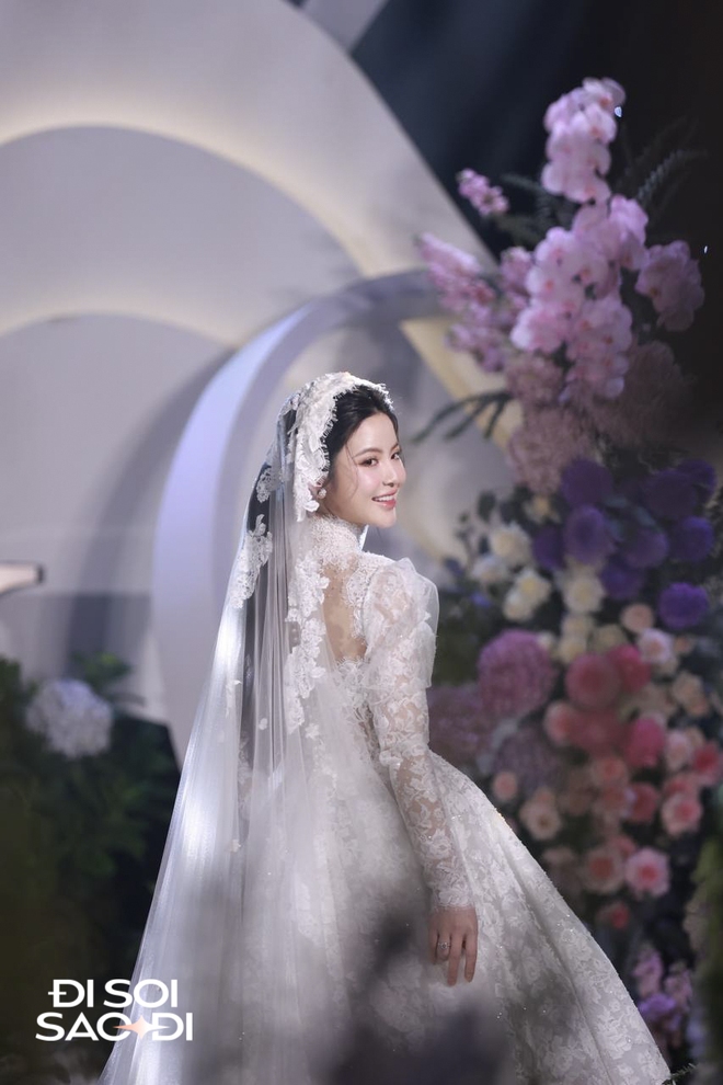 Cô dâu Chu Thanh Huyền lộ diện nhan sắc xinh đẹp ngọt ngào, chú rể Quang Hải ân cần chỉnh váy cho vợ - Ảnh 2