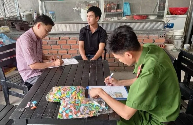 15 học sinh ở Quảng Ngãi bị ngộ độc khi ăn kẹo không rõ nguồn gốc trước cổng trường - Ảnh 2
