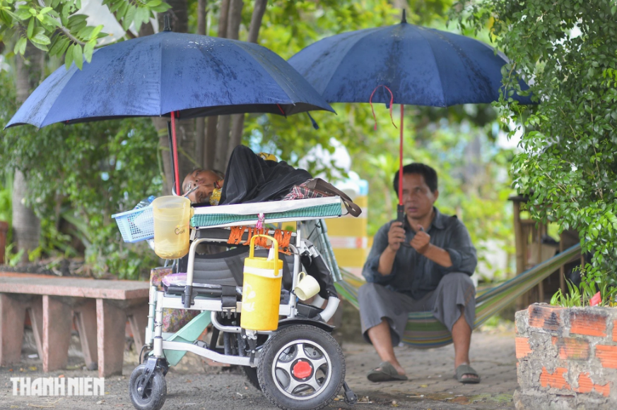 Nghẹn ngào hình ảnh người phụ nữ bại liệt dẫn người đàn ông mù đi bán vé số ở Bình Dương: Hai mảnh đời bất hạnh nương tựa vào nhau - Ảnh 4