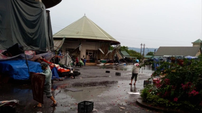 Quảng Trị: Giông, lốc xoáy mạnh khiến hàng chục nhà dân bị tốc mái - Ảnh 1