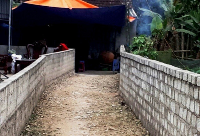 Sập giàn giáo ở Lào: Người mẹ đau đớn gào khóc tên con - Ảnh 1