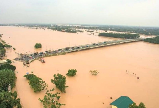 Lũ khẩn cấp ở Quảng Bình, nguy cơ cao lũ đặc biệt lớn tại Hà Tĩnh - Ảnh 1