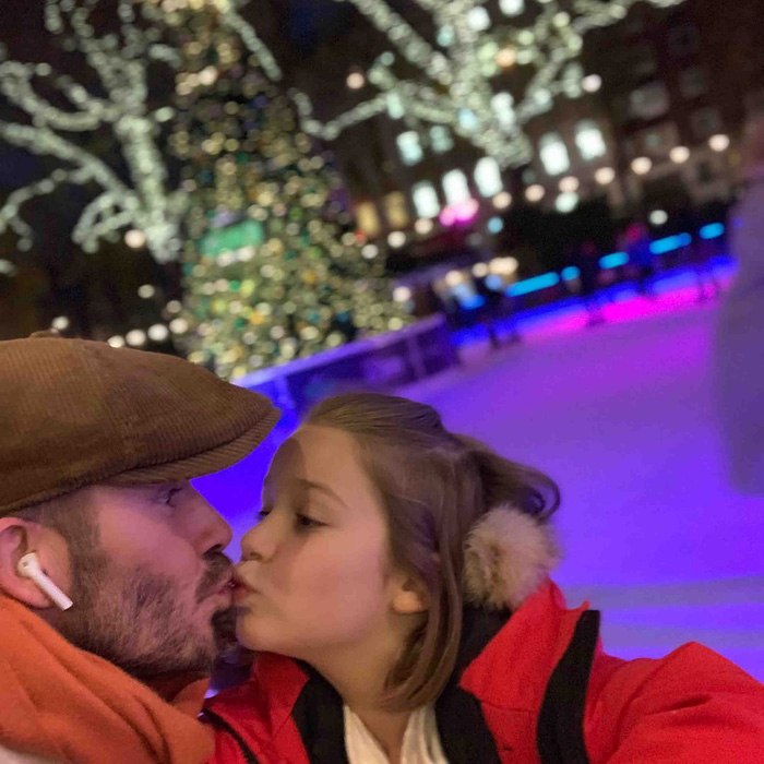 David Beckham thản nhiên hôn môi con gái út Harper, khiến dân mạng tranh cãi dữ dội - Ảnh 4