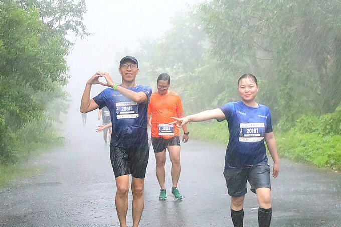 Cụ ông 87 tuổi đội áo mưa cán đích đường chạy marathon 5km - Ảnh 3