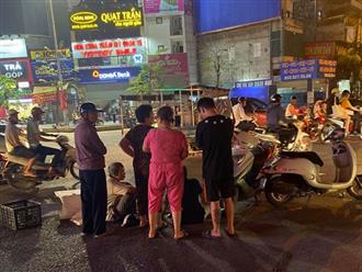 Hà Nội: Xe máy va chạm với ô tô, cháu bé 15 tháng tuổi tử vong thương tâm, người ông đi cùng bị thương vùng đầu