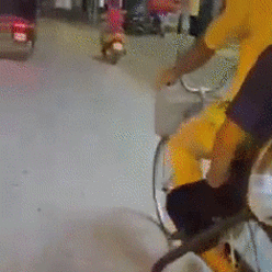 Cảnh nóng gây bão MXH: CSGT đạp xe đạp chở nam thanh niên 'khúm núm' ngồi sau giữa tối, biết được lý do ai cũng 'cười ngoác mồm'