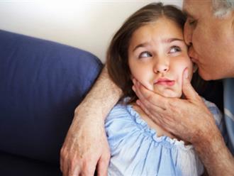 Điều gì có thể xảy ra nếu cha mẹ không xin phép trước khi ôm hoặc hôn con?