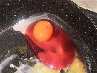 Hoảng hồn với quả trứng có lòng trắng màu HỒNG khiến người phụ nữ 'hét lên' sợ hãi vì suýt chút nữa đã gửi mạng cho tử thần nếu không kịp đăng đàn chia sẻ