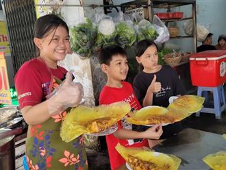 Cô bé 13 tuổi 'sáng chiều đi học, tối về đổ bánh xèo' ở Sài Gòn: Làm nhiều thực khách vừa nể, vừa đồng cảm cho hoàn cảnh