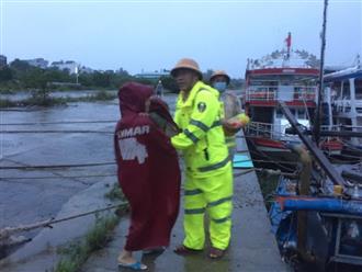 Công an Đà Nẵng thức trắng đêm, dầm mưa như trút nước giúp dân vượt qua siêu bão Noru
