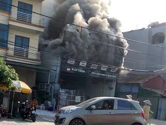Hiện trường vụ cháy gara ô tô ở quận Long Biên: Khói đen cuộn lên nghi ngút, lửa bốc dữ dội 