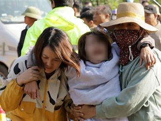 Vợ đau đớn tiễn đưa 3 cha con gặp nạn trong vụ lật thuyền ở Nghệ An: 'Sao mẹ có thể sống tiếp được nữa đây...'