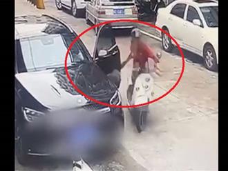 Mở cửa bất cẩn, tài xế ô tô khiến người phụ nữ ngã xuống đường bất tỉnh gây bức xúc mạng xã hội 