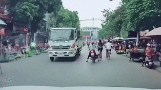 Tránh va chạm với bé trai đi xe đạp, người phụ nữ ngã xuống đường suýt bị xe tải cán trúng khiến nhiều người chứng kiến sợ thót tim 